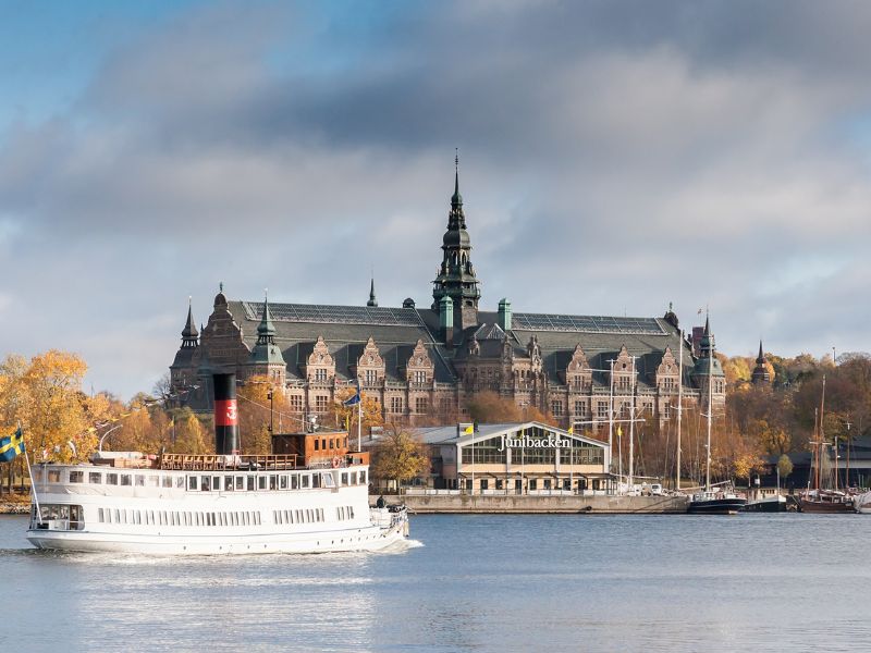 Touristendampfer in Stockholm vor Junibacken Museum