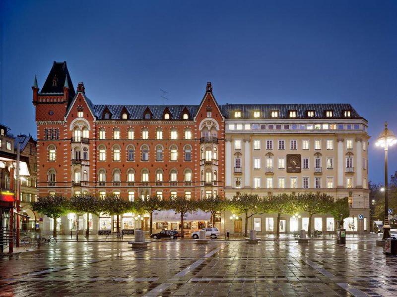 Nobis Hotel Stockholm von außen bei Nacht